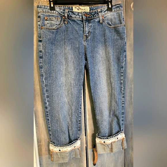 Manhattan Collection Blues Stonewash Cuffed Jeans (4) - Picture 8 of 12